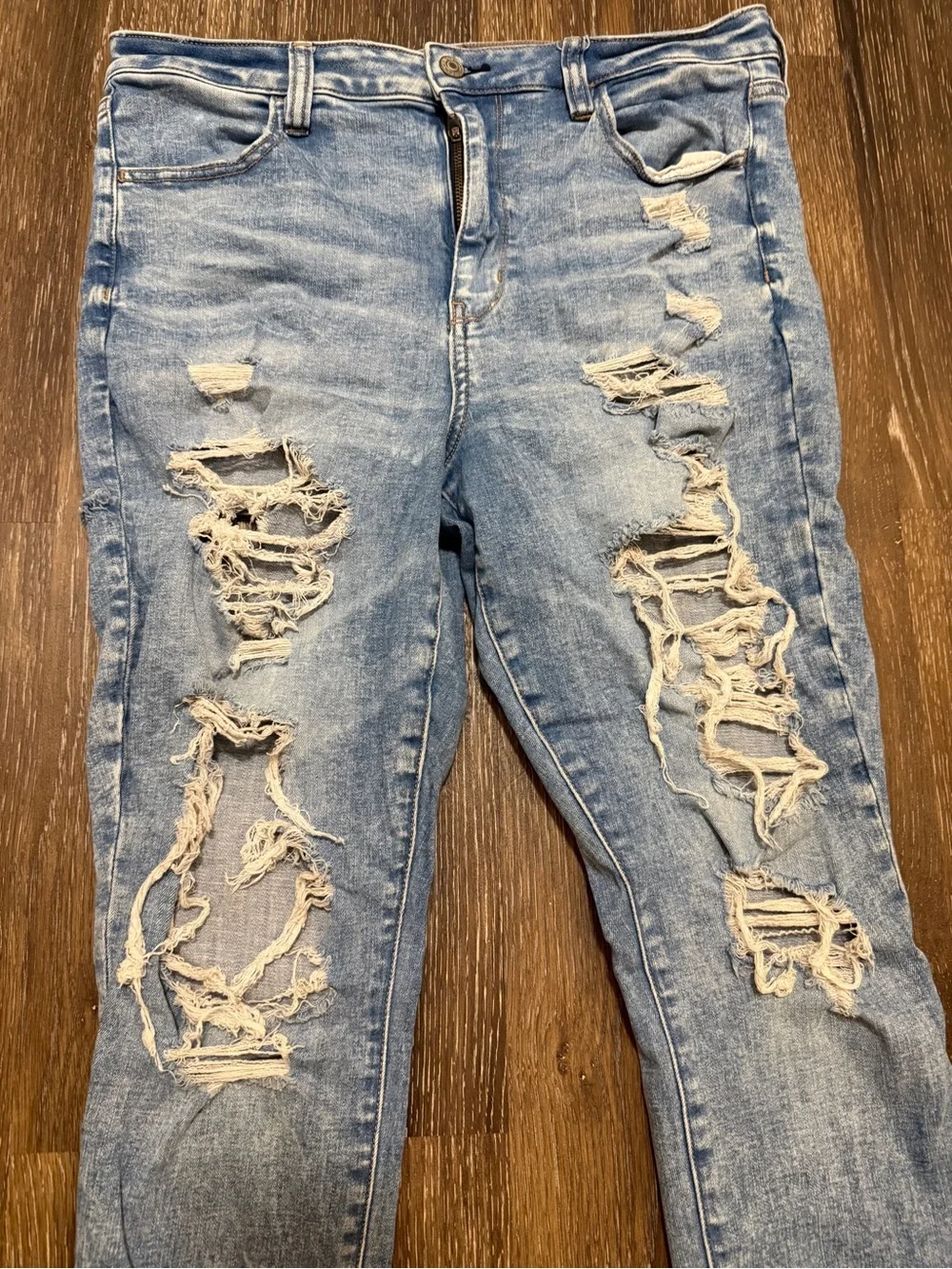 American Eagle Outfitters Light Blue Distressed Skinny Jeans - Picture 3 of 6